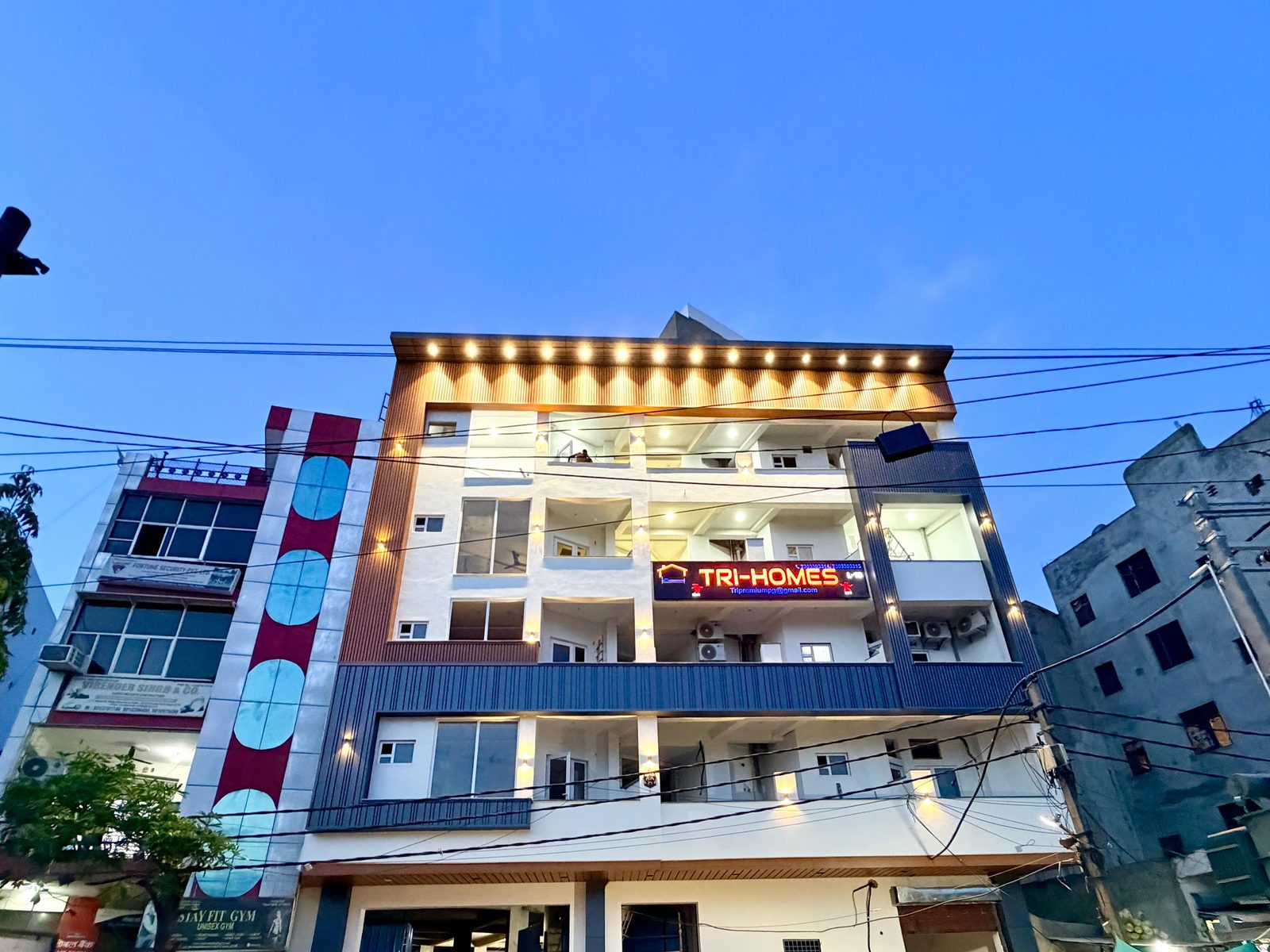 Tri-Homes L-10 building frontage in Sector 58, Noida